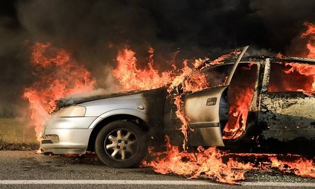 ΛΕΥΚΩΣΙΑ: Ξέσπασε φωτιά σε εν κινήσει όχημα- Το εγκατέλειψαν άμεσα
