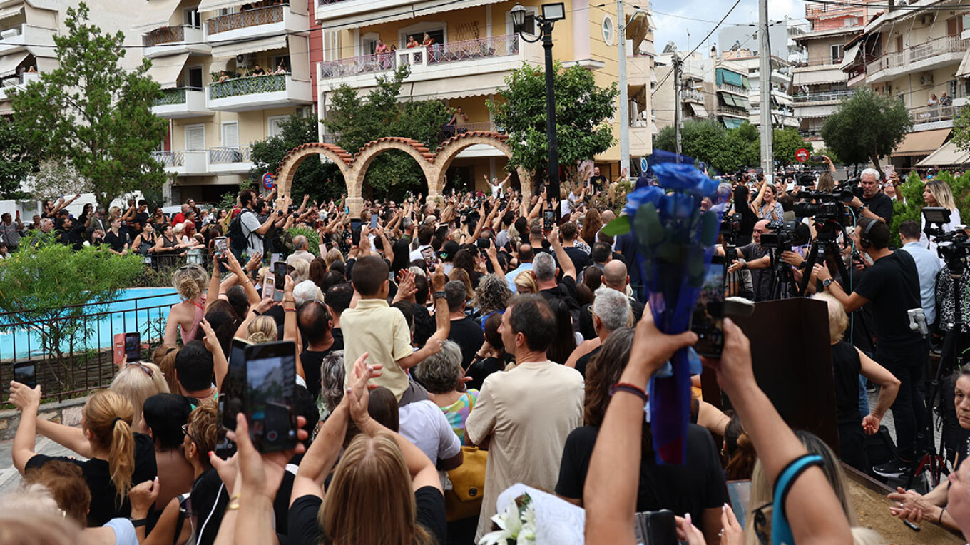 Με αγαπημένα τραγούδια του Γιώργου Μαζωνάκη τον αποχαιρετά ο κόσμος στην Αγία Τριάδα Νίκαιας - Βίντεο