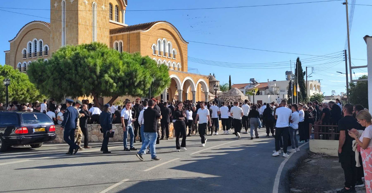 Τραγωδία στο Φρέναρος: Σπαράζουν καρδιές στην κηδεία των τριών νεαρών – Δείτε φωτογραφίες