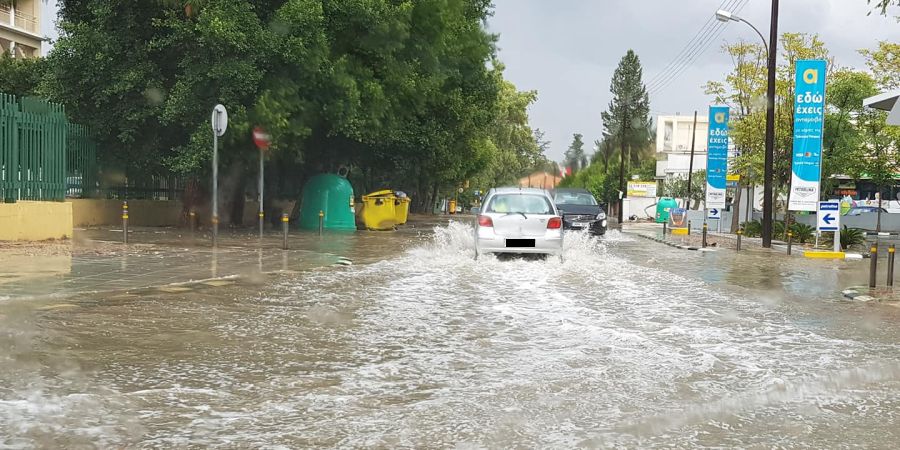 ΛΕΥΚΩΣΙΑ: Όχημα εγκλωβίστηκε από τις βροχές – Οι περιοχές που επηρεάστηκαν