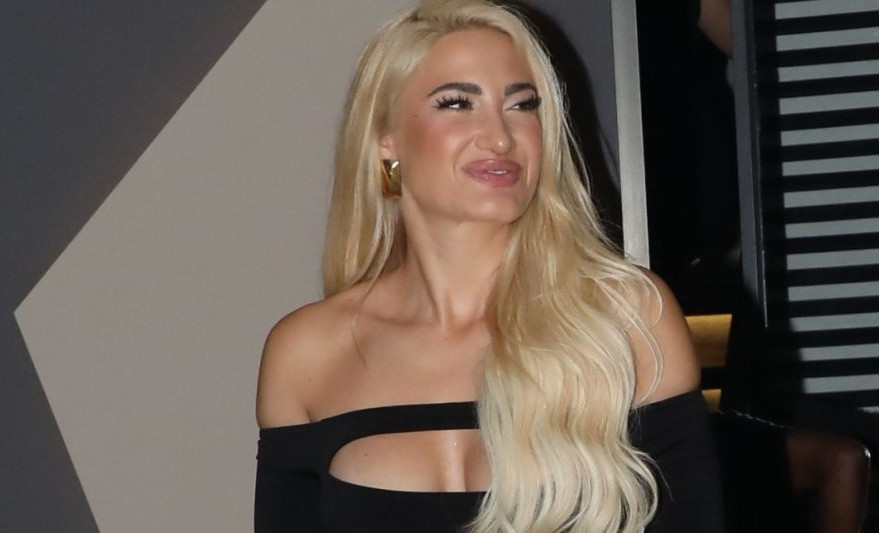 Το «πικάντικο» βίντεο της Ιωάννας Τούνη από τη Μύκονο με τον χορό στη θάλασσα