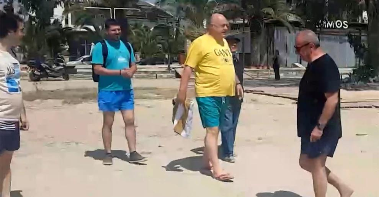 Ο Αχιλλέας Μπέος κάνει επιθεώρηση στην παραλία με… μαγιό - Βίντεο