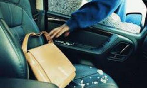 ΠΑΦΟΣ: Έσπασαν το παράθυρο και άρπαξαν επώνυμη τσάντα και μετρητά- Έξω από το σπίτι της η κλοπή
