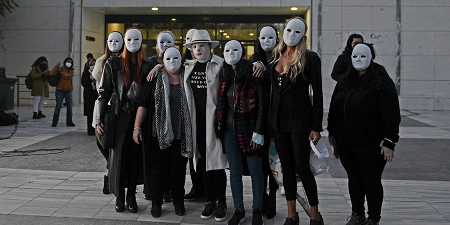 Επίθεση με βιτριόλι: Η δικαίωση της Ιωάννας - Φίλες της με μάσκες στο πλευρό της