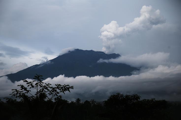 Δεκάδες πτήσεις ακυρώθηκαν στο Μπαλί εξαιτίας του ηφαιστείου Αγκούνγκ 