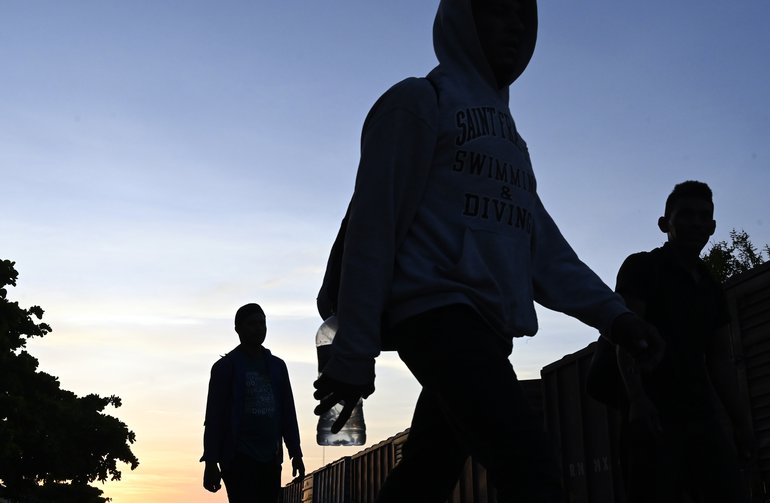 Μπαράζ συλλήψεων στη Λεμεσό – Χειροπέδες σε 40 μετανάστες