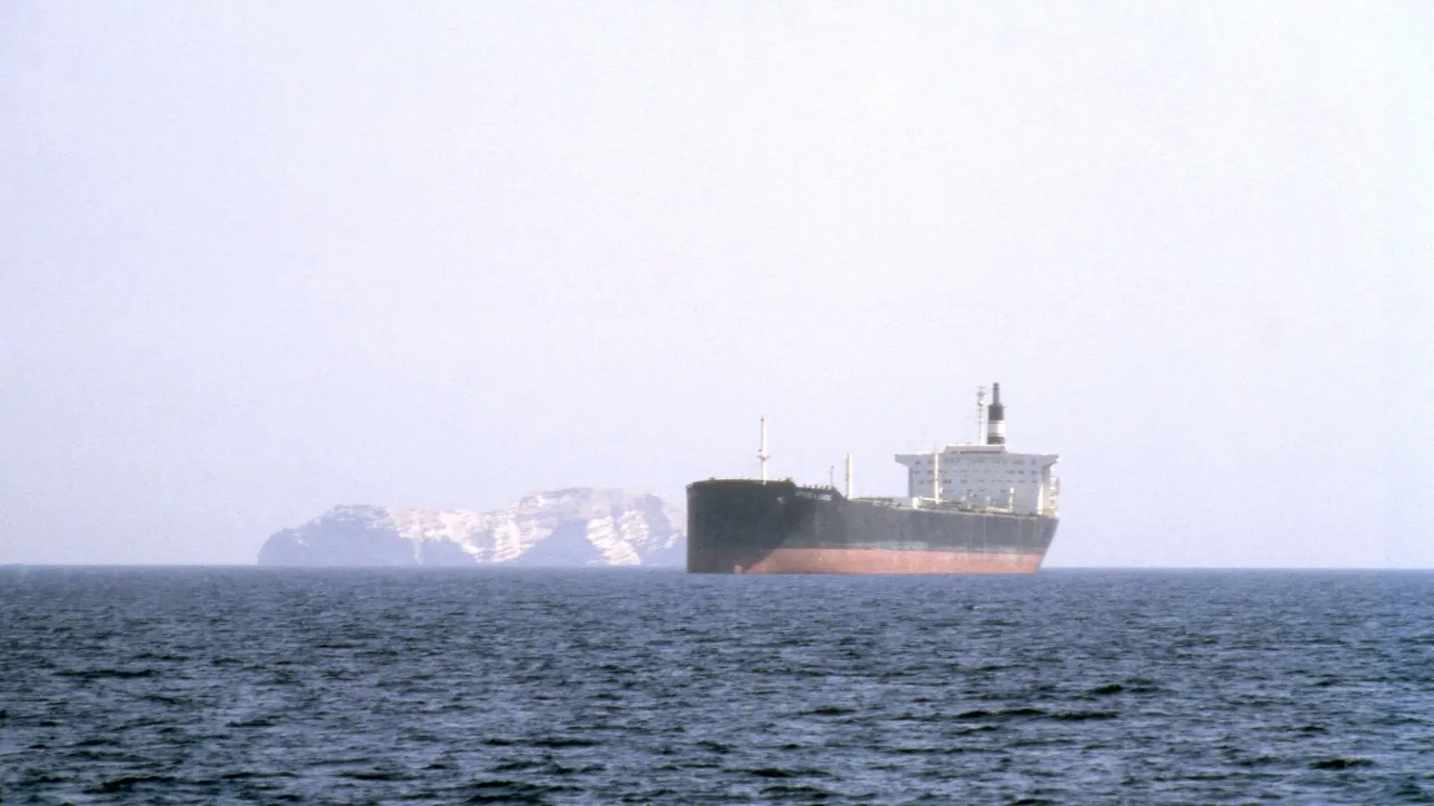 Υπό πυρά τα πλοία που διασχίζουν τα Στενά του Ορμούζ- «Είμαστε μακριά από συμφωνία»