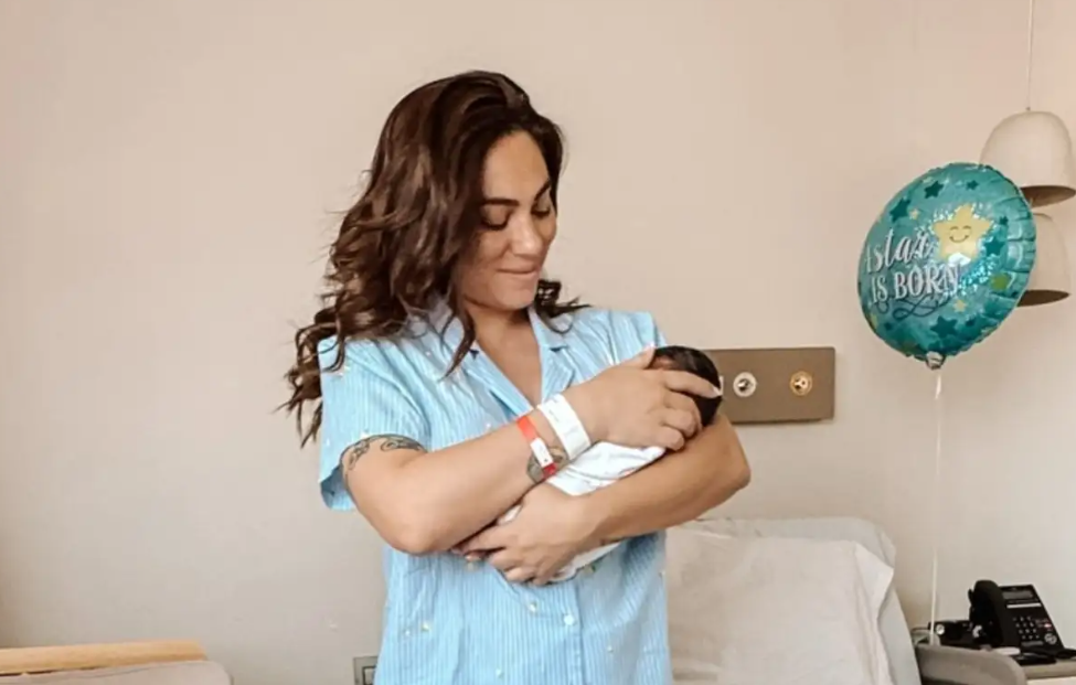 Ευρυδίκη Βαλαβάνη: Βόλτα στα Χανιά μαζί με τον 2 μηνών γιο της – Φωτογραφίες