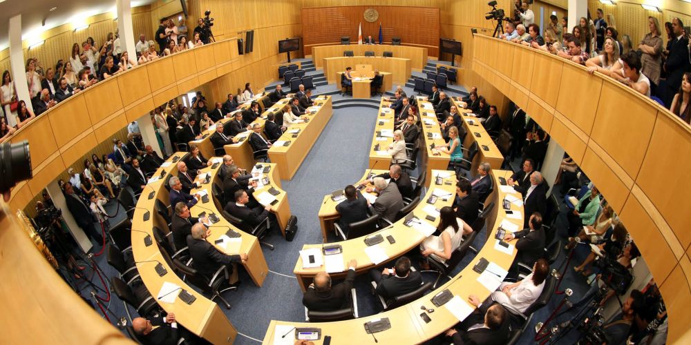 Η Βουλή κατήργησε το ασυμβίβαστο του Διαπραγματευτή με το καθεστώς του δημοσίου υπαλλήλου
