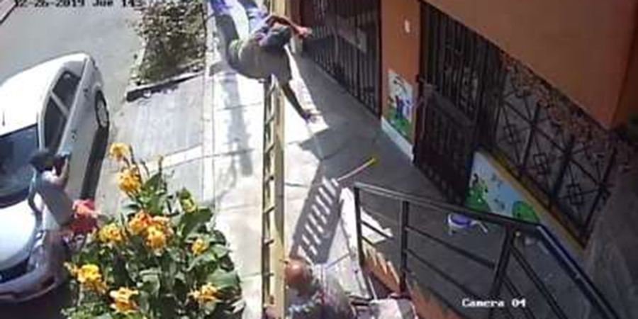 Άνδρας σε τροχοκάθισμα ‘γκρεμίζει’ μπογιατζή που βρίσκεται σε σκάλα και ύψος 10 μέτρων –VIDEO