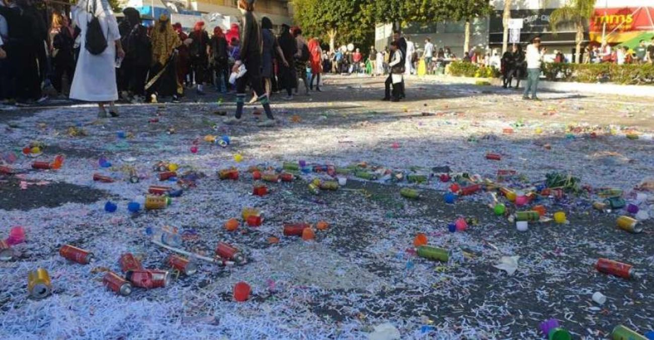 ΒΙΝΤΕΟ: Από τον Μόλο στον Αυτοκινητόδρομο - «Βροχή» από κομφετί πίσω από φορτηγό του Δήμου