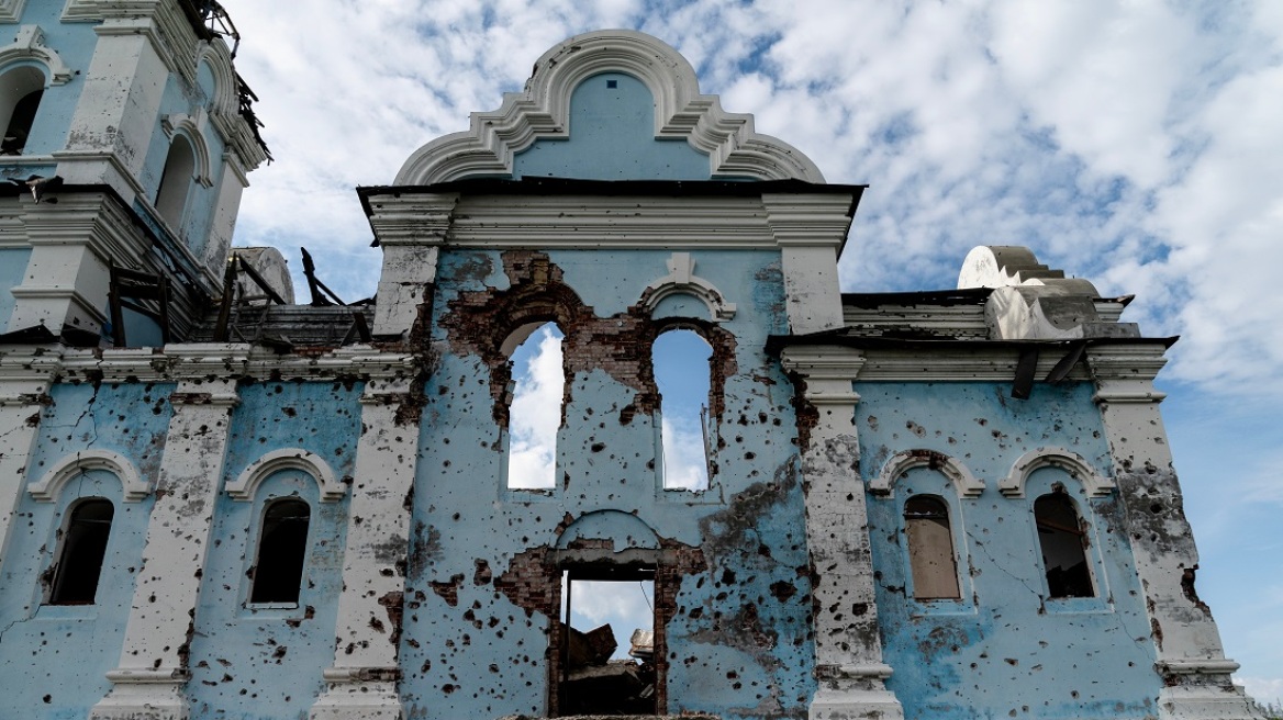 Iερέας σκοτώθηκε στην αυλή της εκκλησίας του από ρωσικό βομβαρδισμό στην Χερσώνα