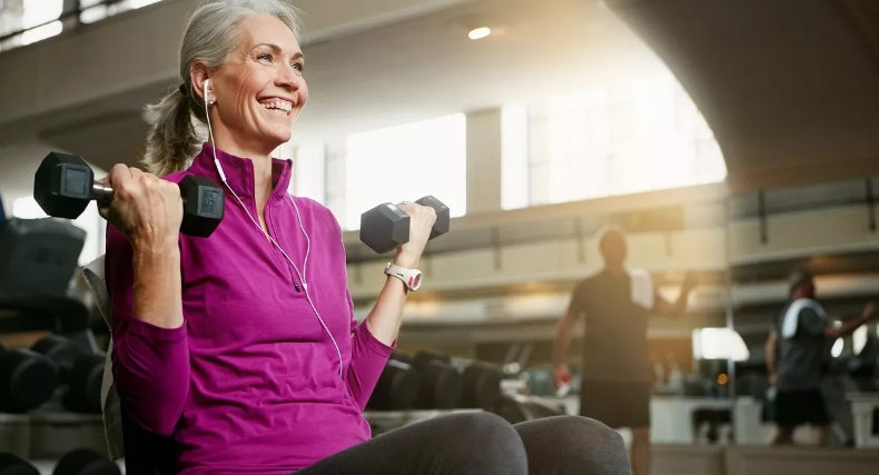 Απίστευτο: 71χρονη «σούπερ γιαγιά» τρέχει, σηκώνει βάρη και κολυμπά στα παγωμένα νερά - Ποιο είναι το μυστικό της