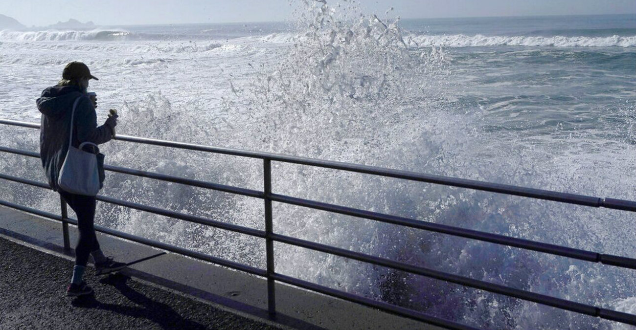Προειδοποίηση στις παράκτιες περιοχές της Καλιφόρνιας για κύματα ύψους 12 μέτρων
