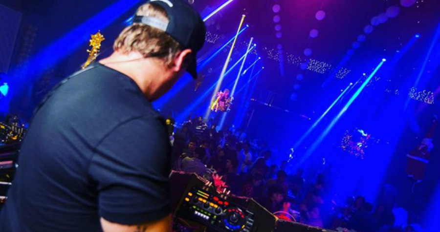  Τραγικός θάνατος για διάσημο DJ: Πέθανε από αιμορραγία αφού «πέρασε» μέσα από γυάλινη πόρτα