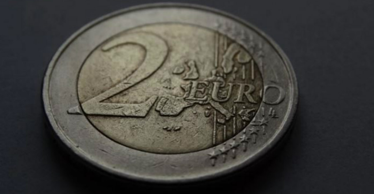 Το ασύλληπτο κόλπο με το κέρμα των 2 ευρώ που καθαρίζει τα άλατα στο μπάνιο