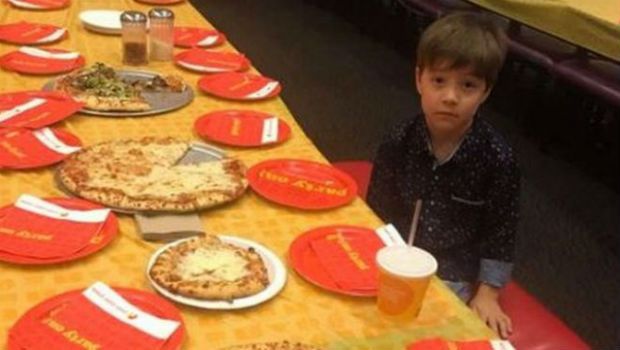 ΦΩΤΟΓΡΑΦΙΑ 6χρονου έγινε Viral - Δεν εμφανίστηκε κανείς στο πάρτι γενεθλίων του 