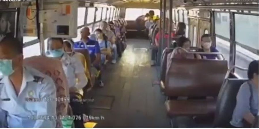 Αρνήθηκε να σηκωθεί από το κάθισμά του και τον μαχαίρωσε στο λεωφορείο -VIDEO