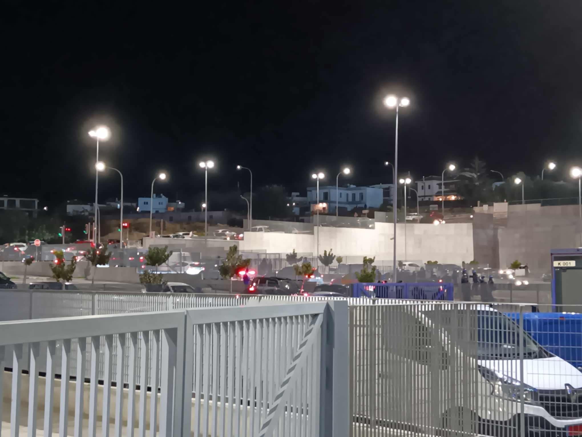 Επεισόδια στο ΆλφαΜέγα - Ένταση μεταξύ Αστυνομίας και οπαδών του ΑΠΟΕΛ