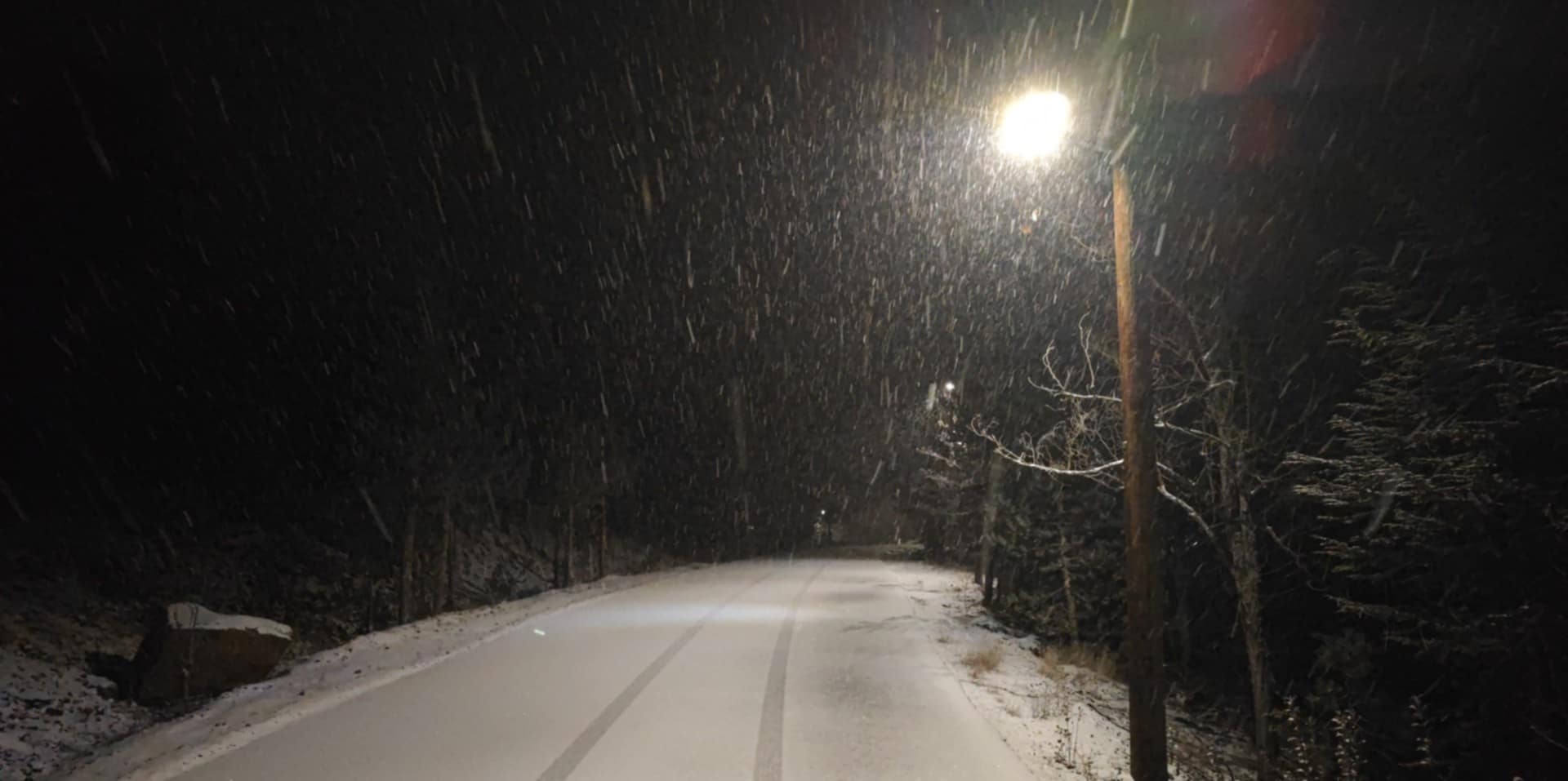 VIDEO: Στιγμές τρόμου για νεαρούς στο Τρόοδος - Όχημα άρχισε να γλιστρά ανεξέλεγκτα και κατέληξε σε σωρό χιονιού