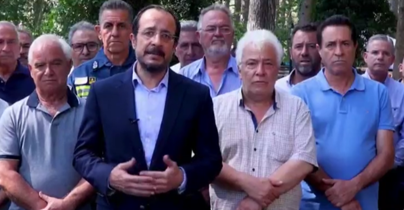 Πολιτικό σκηνικό που βράζει μετά τις φονικές πυρκαγιές: Απολογείται ο «Πρόεδρος, «σφυροκοπεί» η αντιπολίτευση