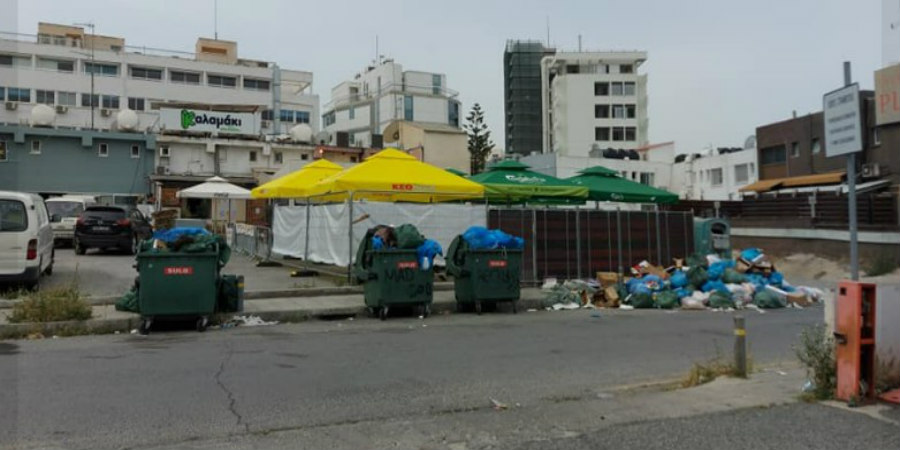 Σκουπίδια και δυσοσμία  – Πολίτες κάθονται χωρίς να το γνωρίζουν κυριολεκτικά δίπλα τους 