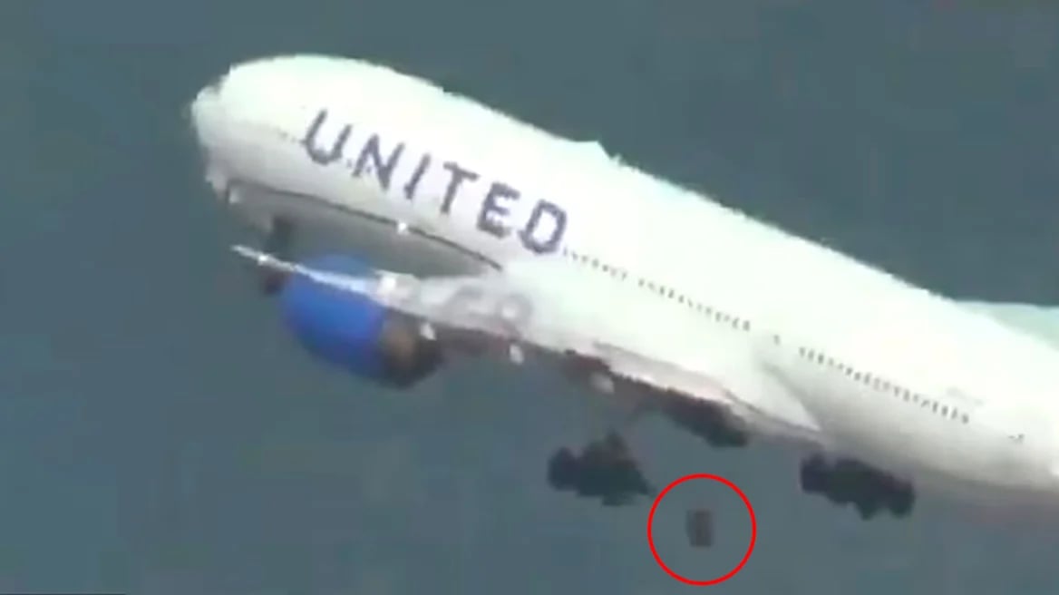 Boeing 777 χάνει τροχό εν ώρα πτήσης και αναγκάστηκε σε προσγείωση - Δείτε βίντεο με τη στιγμή της αποκόλλησης