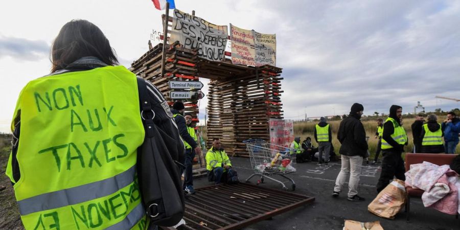 Ψεύτικοι λογαριασμοί στο διαδίκτυο φέρονται να αποσκοπούσαν στην ενίσχυση των διαδηλώσεων στη Γαλλία