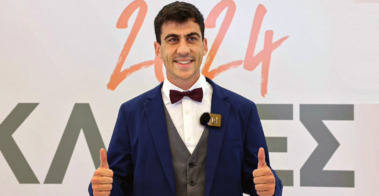 Με το ίδιο κοστούμι των Ευρωεκλογών εμφανίστηκε ο Φειδίας:  Σύμπτωση ή μήνυμα; Δείτε φωτογραφίες