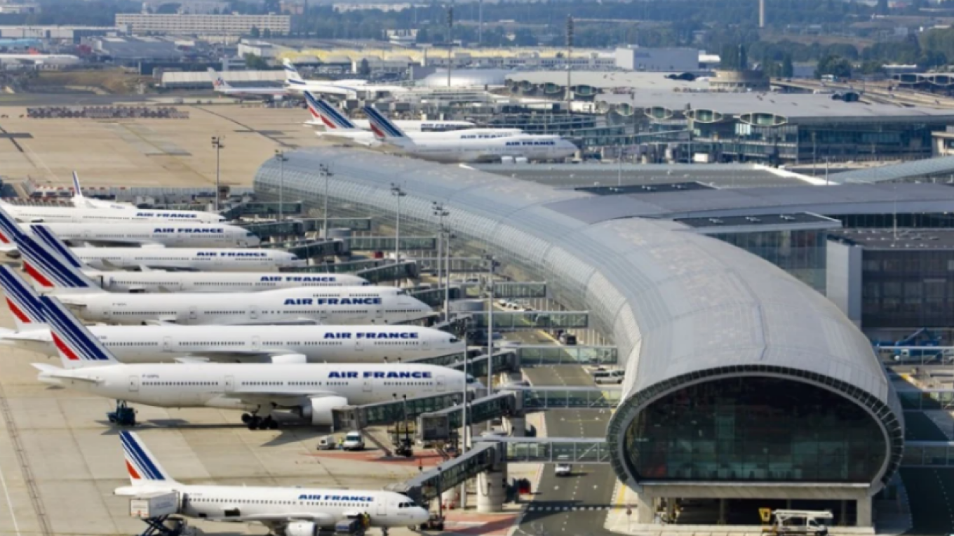 Kαθηλωμένα στο έδαφος πολλά αεροπλάνα στη Γαλλία παρά τη ματαίωση της απεργίας των ελεγκτών - Προς ακύρωση 2.000 πτήσεις