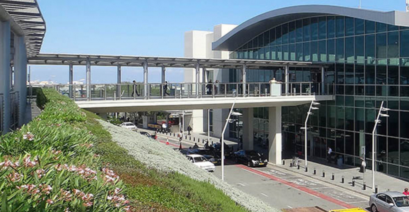 Πήγαιναν για Μάντσεστερ και κατέληξαν με χειροπέδες – Τι «πρόδωσε» πέντε Βρετανούς στο αεροδρόμιο Λάρνακας