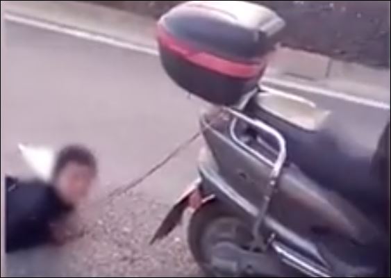Κι όμως δηλώνει μητέρα: Έδεσε το γιο της σε μοτοσικλέτα για να τον τιμωρήσει