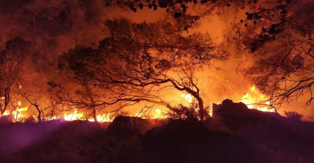 Συνεχίζονται οι προσπάθειες για την κατάσβεση της πυρκαγιάς στη Ρόδο