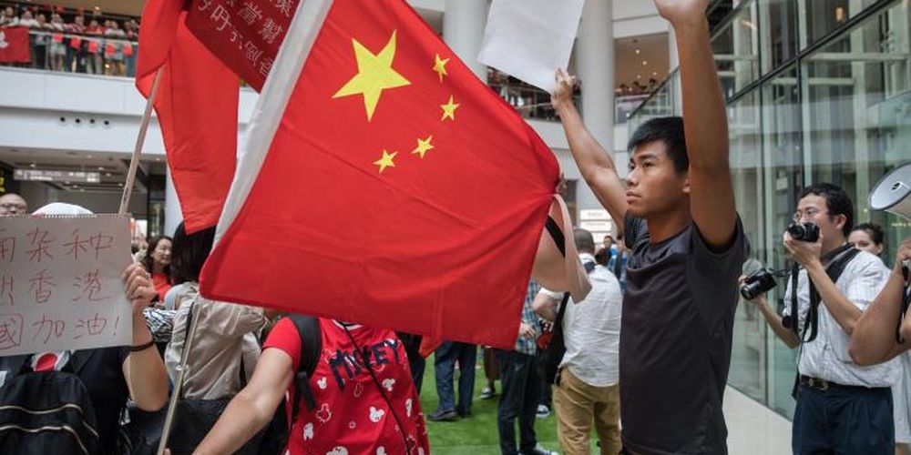Αντικυβερνητικοί διαδηλωτές στο Χονγκ Κονγκ συγκρούστηκαν με υποστηρικτές του Πεκίνου