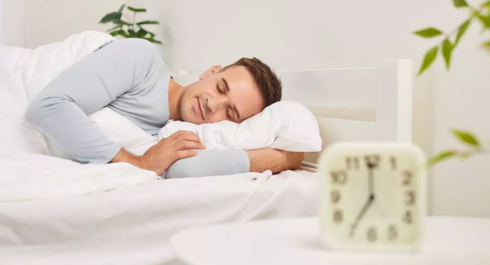 Πέφτετε για ύπνο κάθε βράδυ και άλλη ώρα; Ποια είναι τα 2 προβλήματα υγείας που σας απειλούν