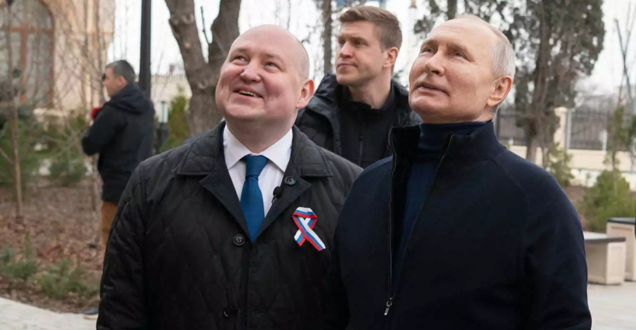 «Ο δολοφόνος πάντα επιστρέφει» σχολιάζουν οι Ουκρανοί για τη «βόλτα» του Πούτιν στη Μαριούπολη