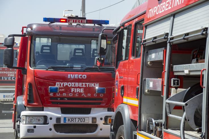 Πυρκαγιά σε αποθήκη σε αυλή σχολείου στη Λάρνακα κατέσβησε η Πυροσβεστική Υπηρεσία