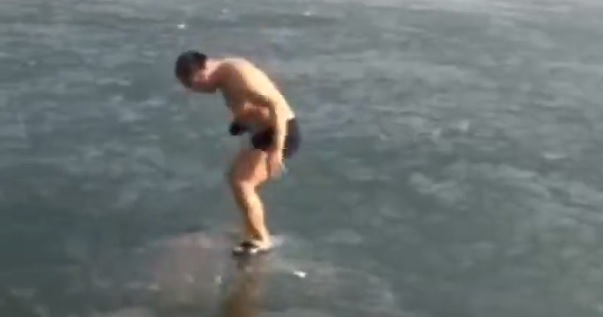 Δραματική διάσωση κολυμβητή – Εγκλωβίστηκε κάτω από στρώμα πάγου - VIDEO 