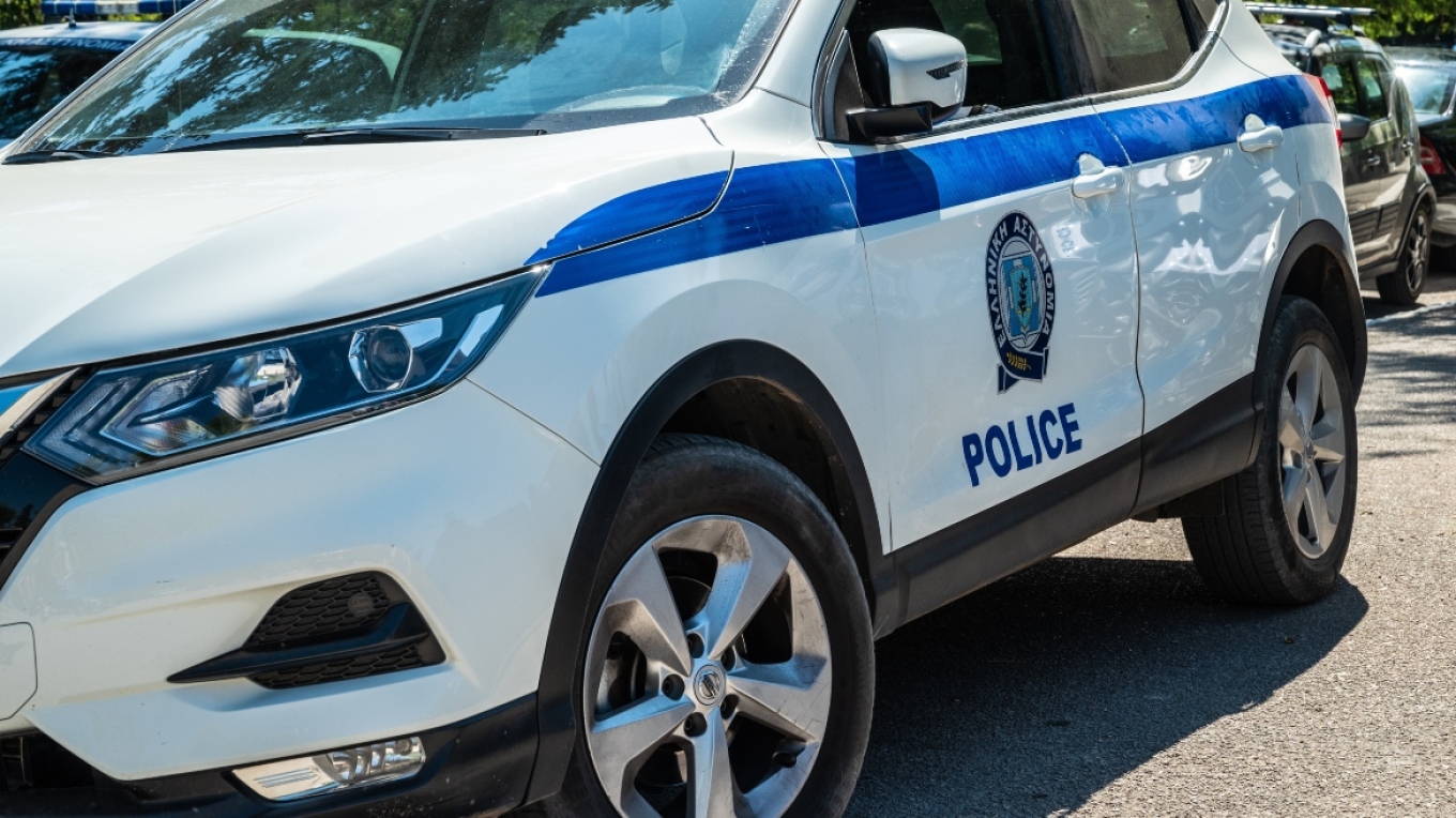 Κλεμμένο ταξί καρφώθηκε σε κολώνα στο Καματερό μετά από καταδίωξη - Συνελήφθησαν δύο ανήλικοι