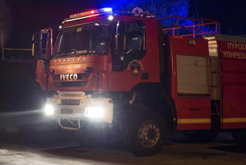 Συναγερμός στην Πυροσβεστική: Στις φλόγες όχημα σε στεγασμένο χώρο στάθμευσης εμπορικού κέντρου