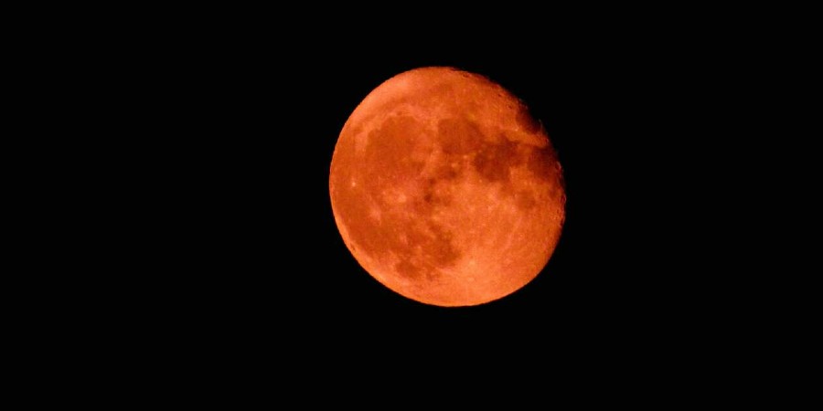 Απόψε το «ματωμένο φεγγάρι» – Υπερ-πανσέληνος με ολική έκλειψη
