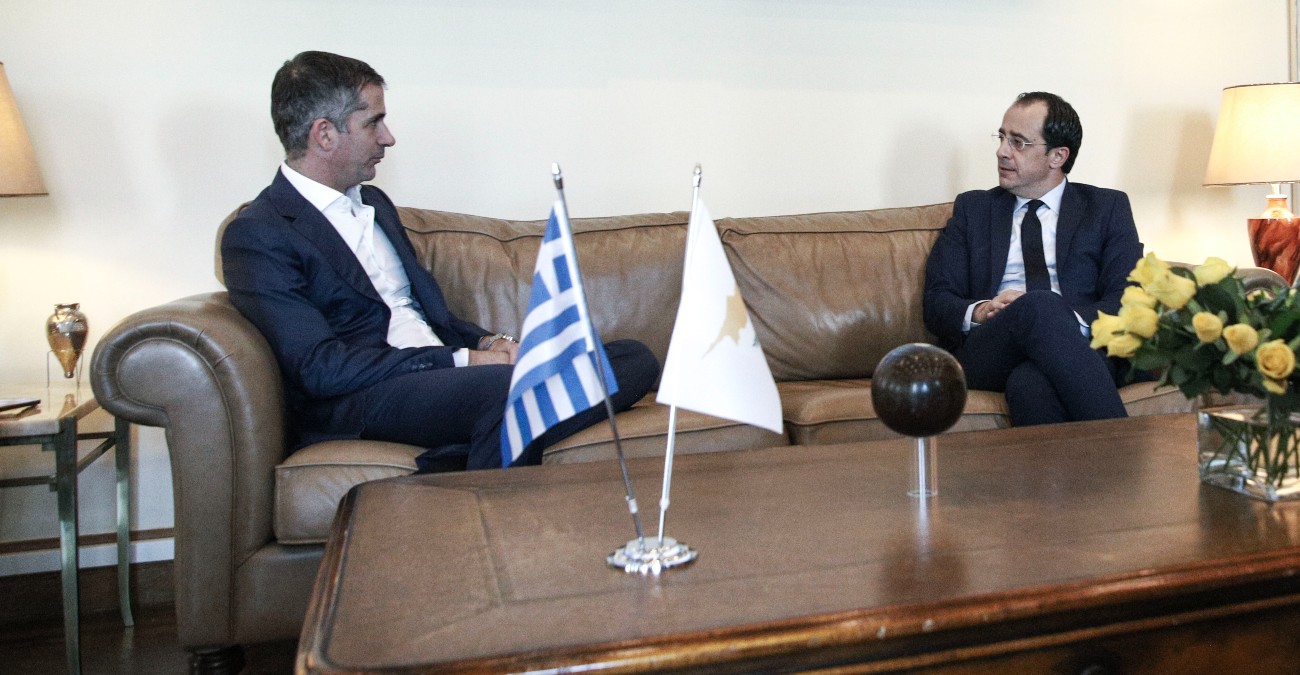 Νίκος Χριστοδουλίδης: Αντάλλαξε απόψεις με Μπακογιάννη - Ολοκληρώθηκαν οι επαφές του στην Αθήνα 