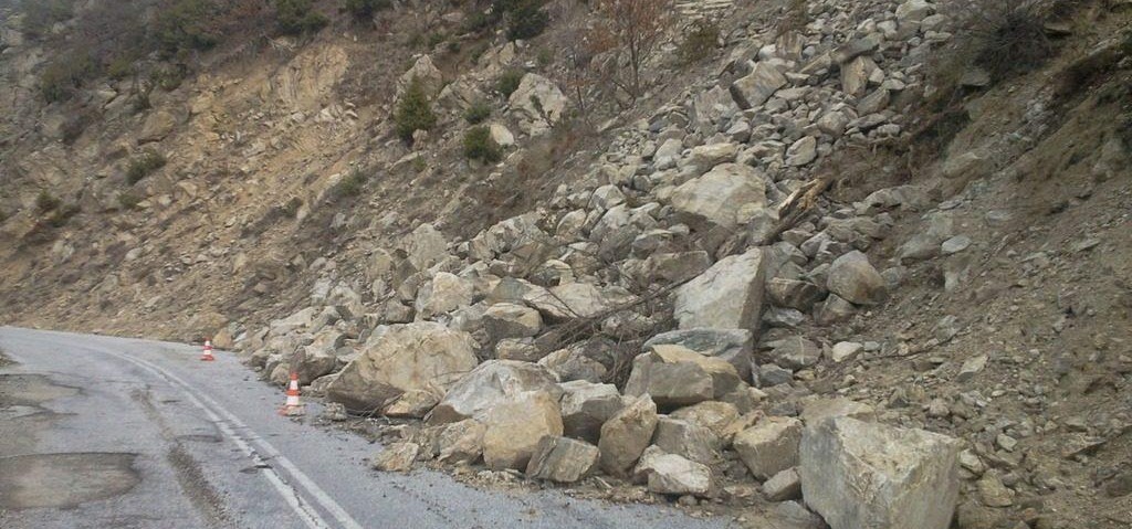Οδηγοί Προσοχή: Επικίνδυνος ο δρόμος Λευκάρων - Βαβατσινιάς λόγω κατολισθήσεων - Δείτε φωτογραφίες