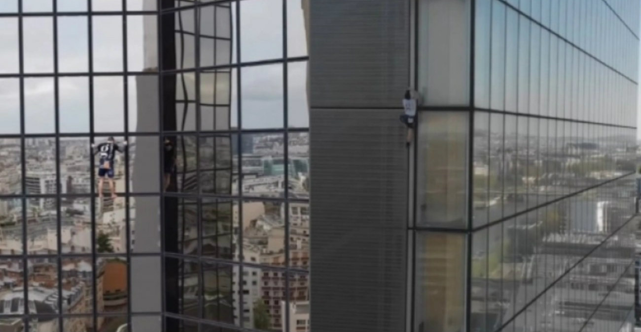 Γαλλία: O «άνθρωπος αράχνη» που σκαρφαλώνει σε κτίρια ύψους 120 μέτρων χωρίς εξοπλισμό - Δείτε βίντεο