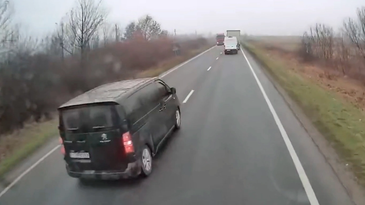 «Μπλόκαρε το τιμόνι κατά την προσπέραση» αποκάλυψε τραυματίας οπαδός του ΠΑΟΚ στον Έλληνα γιατρό που βρέθηκε στο σημείο του φονικού τροχαίου