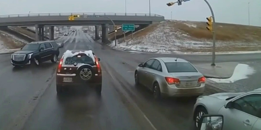 Η οδήγηση στο χιόνι δεν είναι απλή υπόθεση - Συλλογή από VIDEO