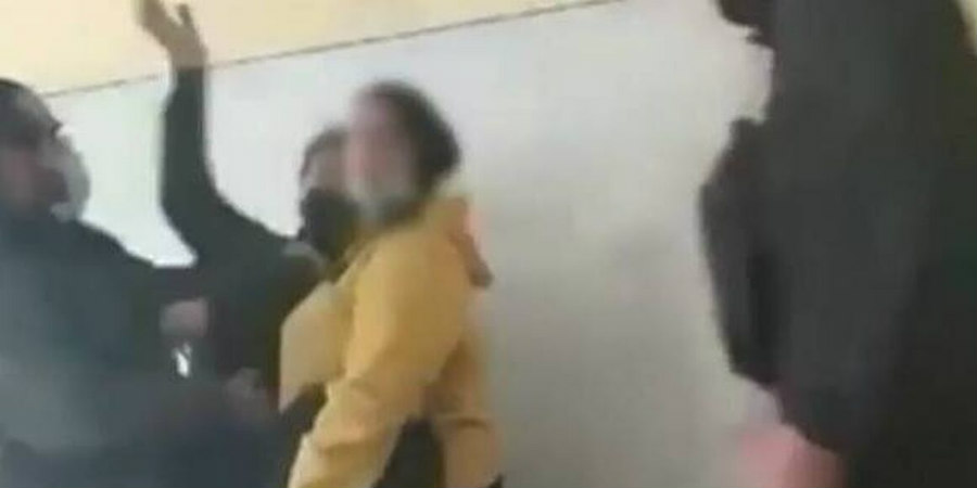 Σοκ προκαλεί καθηγητής που χτύπησε μαθήτρια σε τάξη ΕΠΑΛ της Αττικής - ΒΙΝΤΕΟ