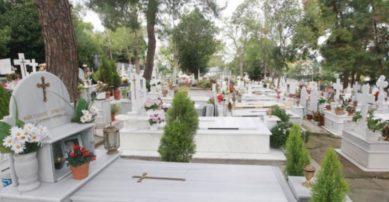  Άγνωστοι έσπασαν οστεοφυλάκια και άρπαξαν οστά σε νεκροταφείο στην Ελλάδα