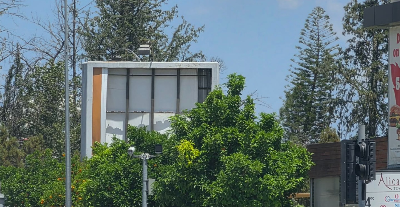 Έπεσε η αυλαία, αλλά έμειναν τα πανό: Συνεργεία στους δρόμους «ξηλώνουν» τις παρανομίες υποψηφίων