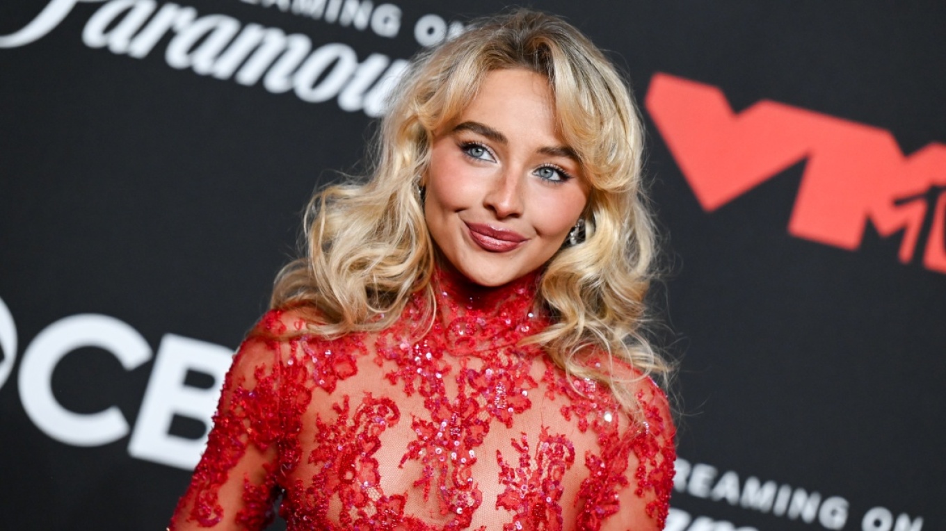 H Σαμπρίνα Κάρπεντερ εξήγησε το μήνυμα πίσω από το αμφιλεγόμενο εξώφυλλο του νέου της άλμπουμ